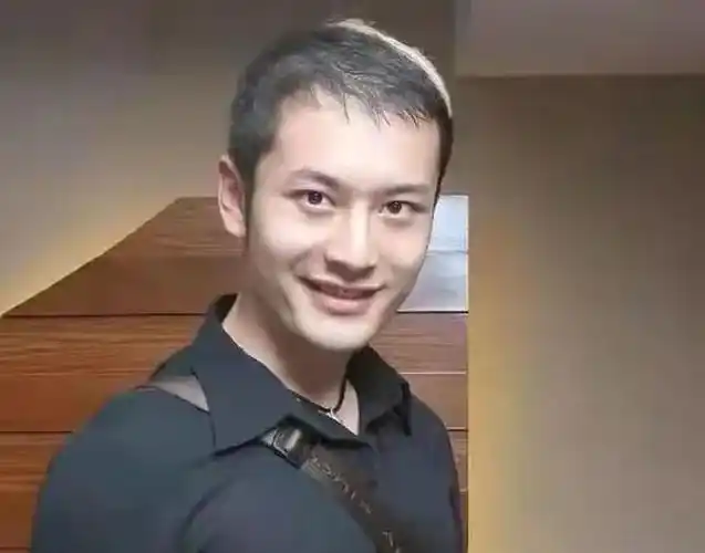 明星秃顶群像中年男星头顶稀疏女星为拯救发量各出奇招