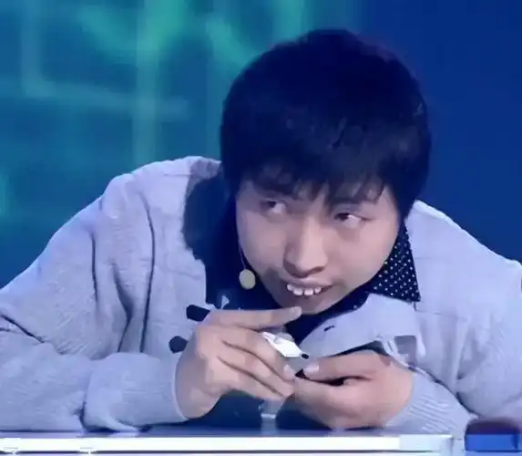 为了给这个天才少年一个更大的舞台,徐教授与周玮进行最后一轮对决.