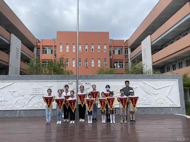 星光摄小心怀家国向阳而生摄山星城小学第十八周升旗仪式