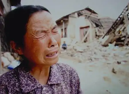 图文:遭遇灾难失去家园而哭泣的老人