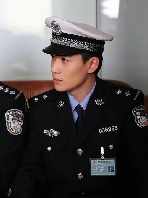 想为庞嘉开一栋尖叫楼!帅气的警察哥哥我们爱.