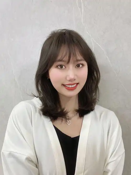 简单的发型深受女生喜欢