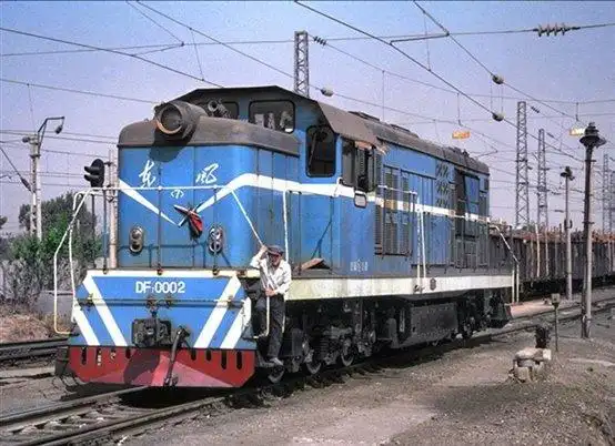 (东风7型柴油机车-图片来自网络)