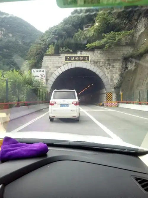 沿着包茂高速到柞水县,约一个小时的路程,途中却要经过大小17个隧道