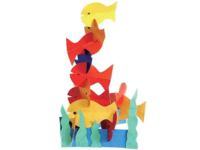 完成"自学任务单"规定的任务,认识纸片插接的技法,进行创意立体作品