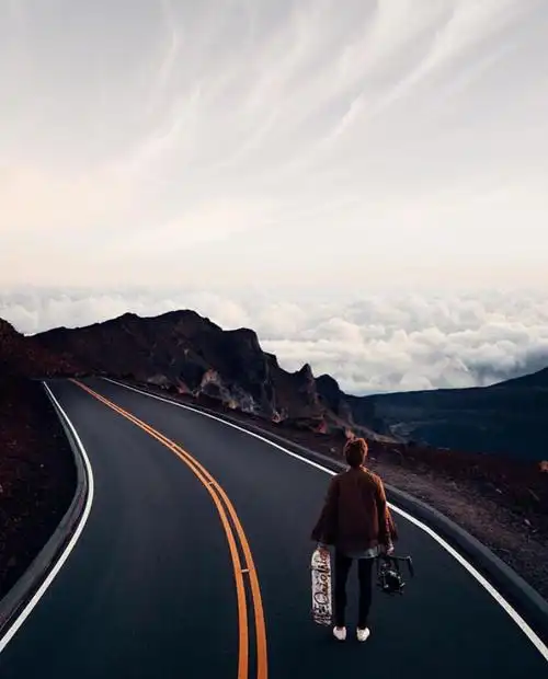 公路背影在路上旅行