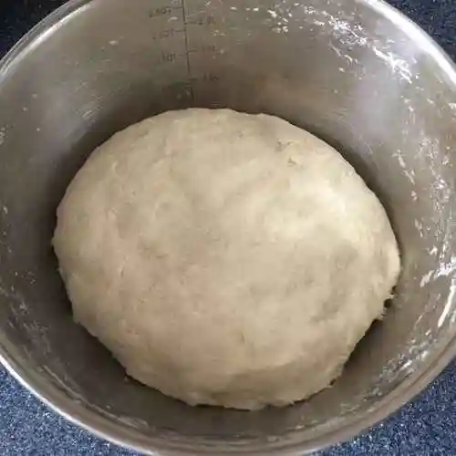 1.面粉,老面,发酵粉,水混合揉成团常温进行发酵