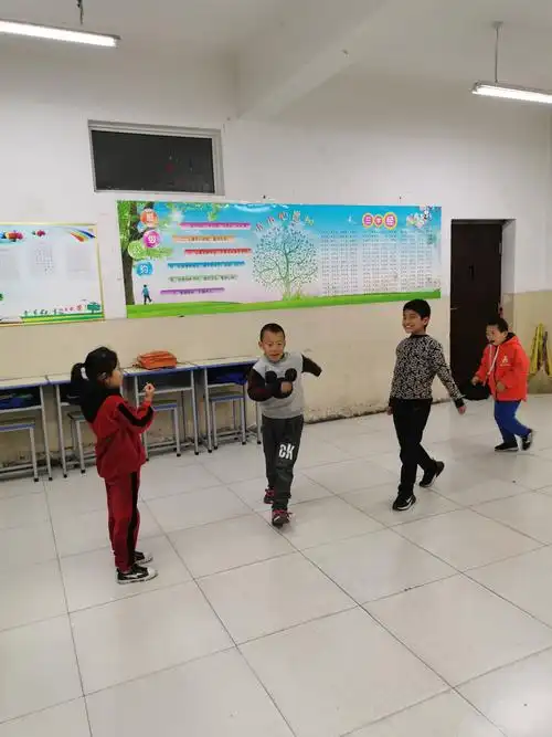 下课了,同学们在教室里追逐打闹,穆晓静走上前,告诉他们,这样做裁好