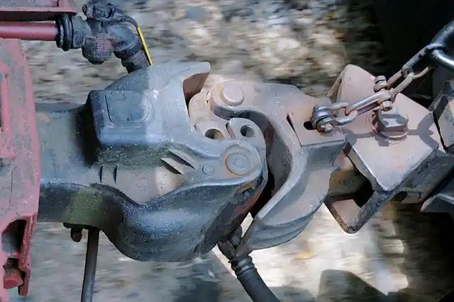 一项百年前的火车黑科技,不可思议的詹氏车钩,究竟有何奥秘?