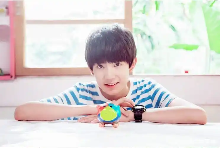 第二张照片是王源小时候的照片,穿着水手的t恤,在阳光的照射下显得