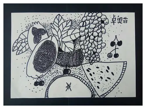 果实》用线描的方式表现切开水果,黑白灰关系处理到位,很耐看的一副画