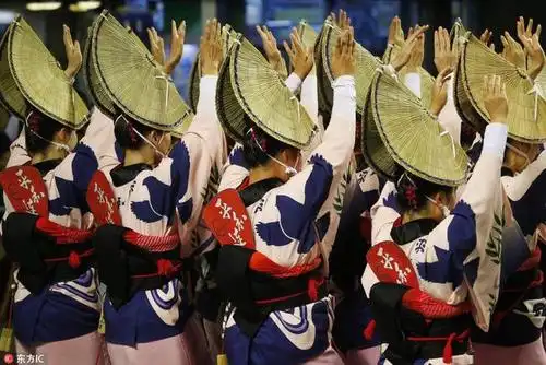 这一盂兰盆舞蹈是为了迎接祖先的魂灵所跳的舞.