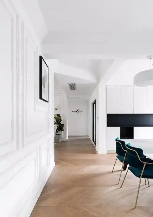 三居室装修成现代风格,白色调背景墙,显得整个空间十分清爽舒适