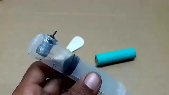 小制作小发明,如何用注射器制作电风扇?迷你电风扇手工制作步骤