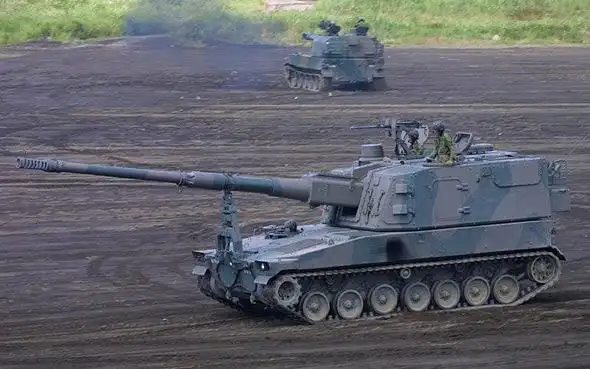 图文:日本99式自行榴弹炮野外实战演习