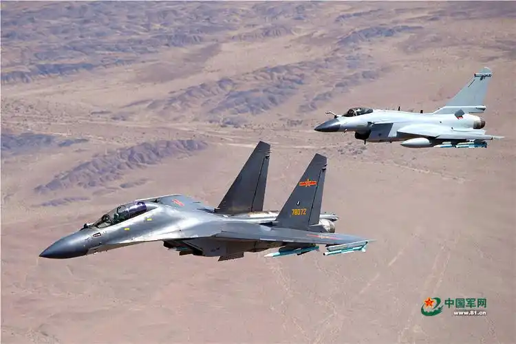 【军旅镜头2020】空中视角记录中国战机实兵对抗