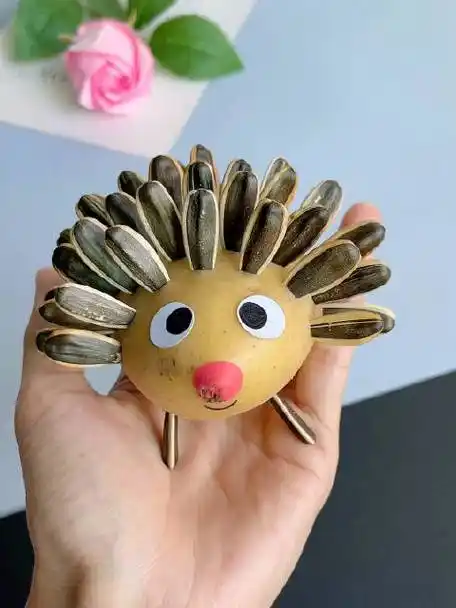 用瓜子和土豆做一个小刺猬,真的好简单呀,小朋友可以自己动手制作