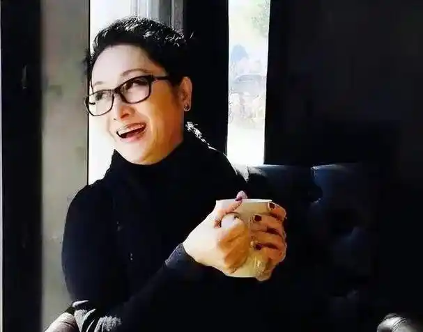 一婚娶导演,二婚娶歌星,三婚娶嫩模,5任春晚总导演现在怎样了_郎昆