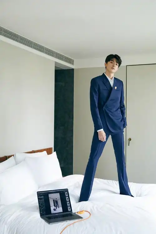 林一俊朗的轮廓,高挑的身材,好看的dior男孩