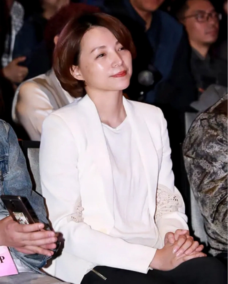 而董卿也是一直都是保持着短发的发型,在发型上,董卿这样的发型完全