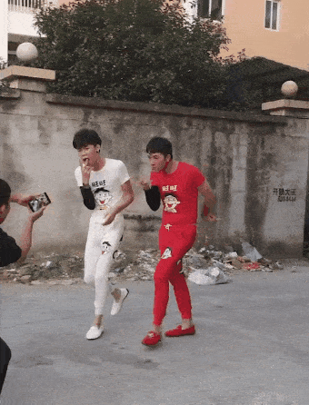 兴风作浪的精神小伙来了比大妈大爷更狂野