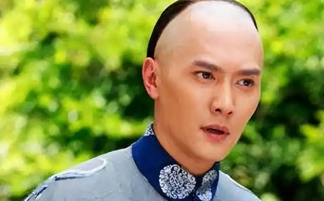 清朝发型真的是"阴阳头"吗?古装剧都是假的,真实的发型很丑陋