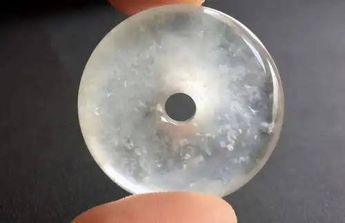 翡翠里面竟然有冰渣,它和翡翠的种水有关系吗?带你揭秘它的真相