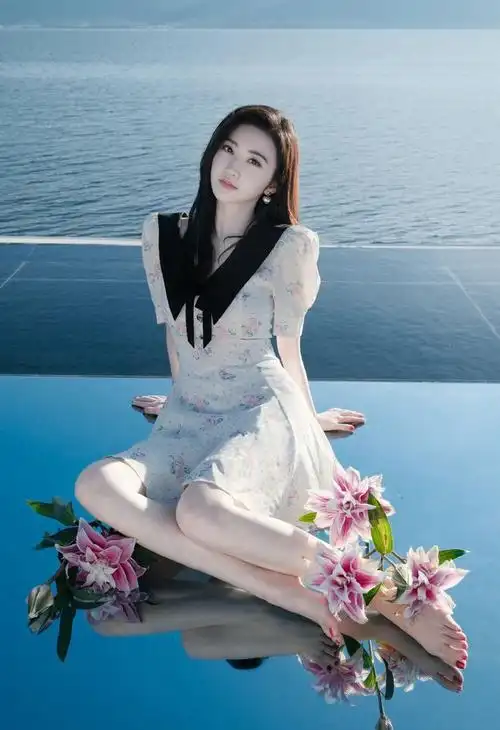 景甜白色碎花短裙外景时尚写真肤如凝脂美腿修长玉足晶莹剔透