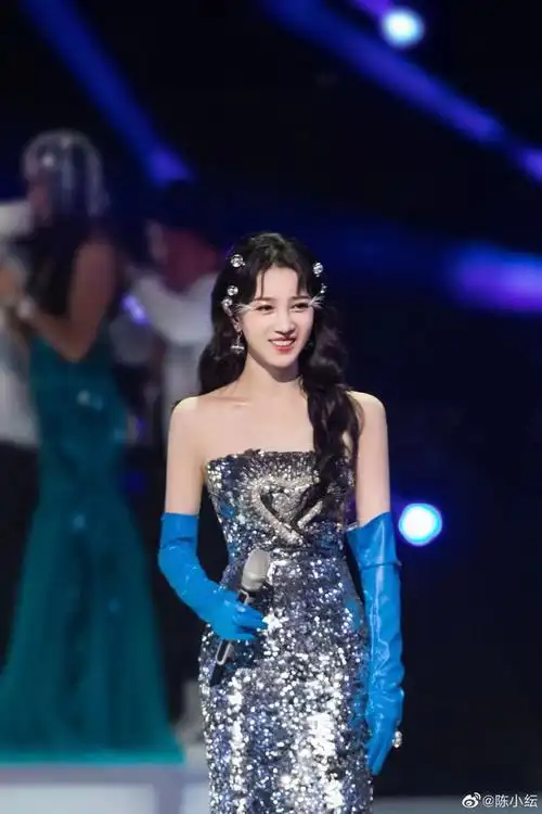 浪姐2总决赛陈小纭蓝色人鱼公主造型太惊艳身材火辣