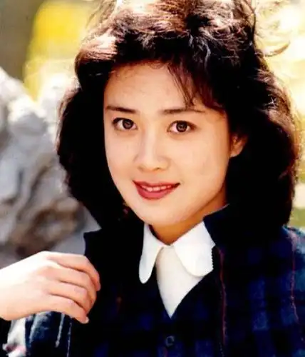 不得不说,年青时刻的傅艺伟真的很美很美丽.