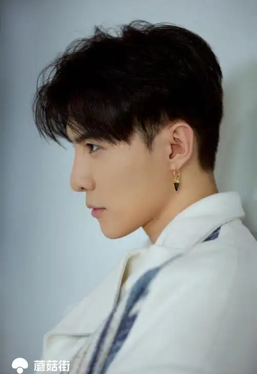 向往时尚|唐禹哲时尚帅气,白色条纹拼接外套搭配条纹下装