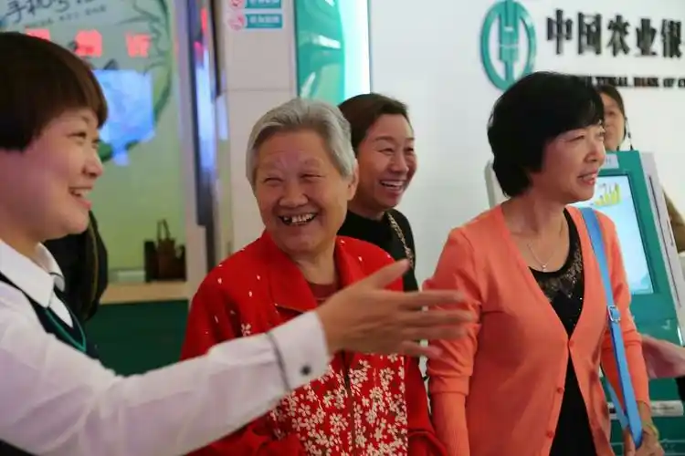 老年客户脸上洋溢着的笑容,彰显对农行服务及产品的认可,满意
