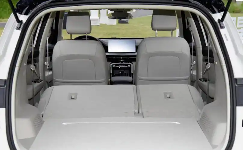 前悬后悬缩短,尽量利用车身空间,因此五菱星辰这款车的后排确实很宽