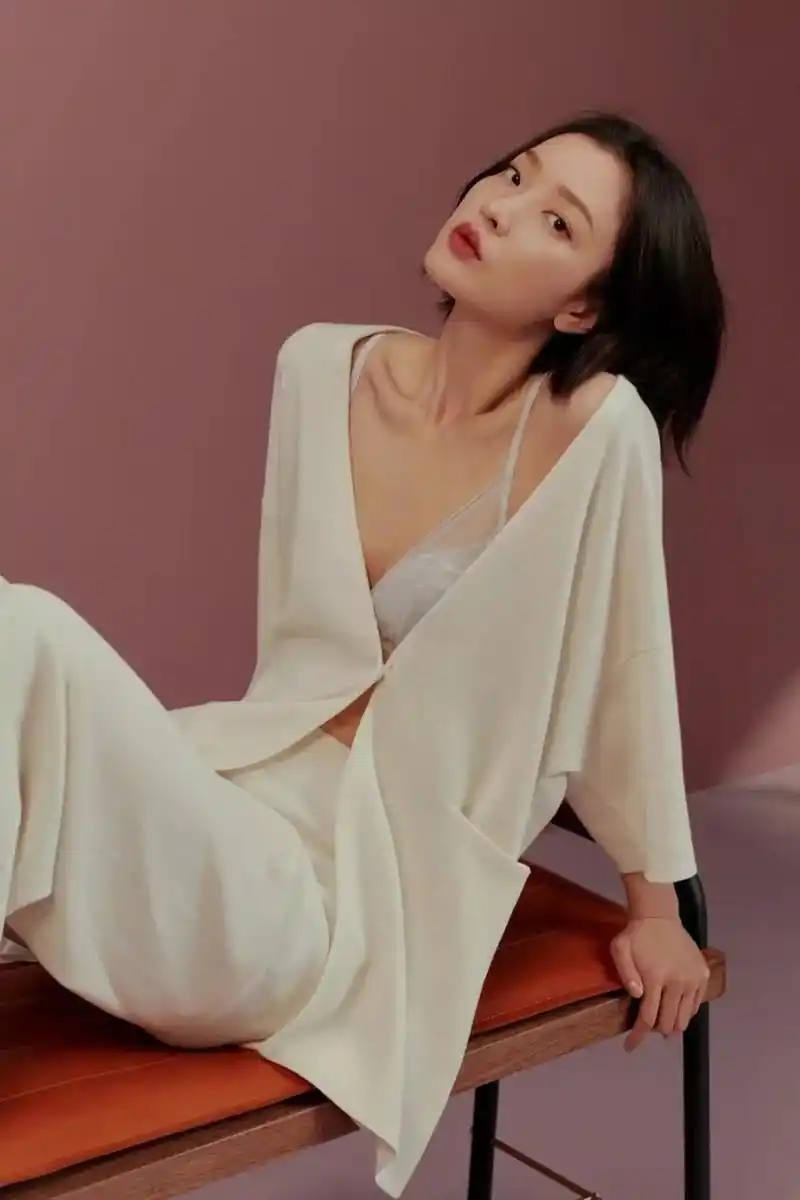 其实,纵观各大时尚秀场上的模特,除了身体高挑,几乎清一色的都是平胸