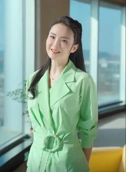 王艳豪宅晒太阳,穿短裙跳舞畅谈无所求,全景落地窗前花园似森林|西装