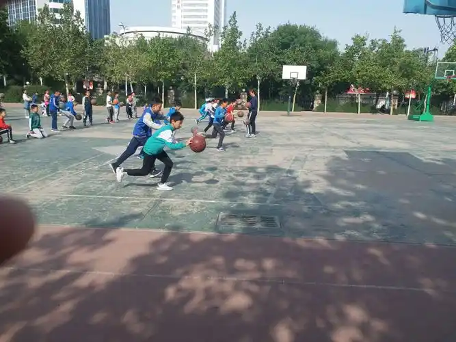 篮球行进间运球