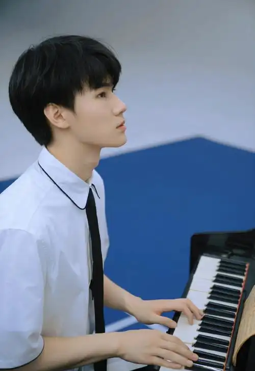 张真源马术服三连拍