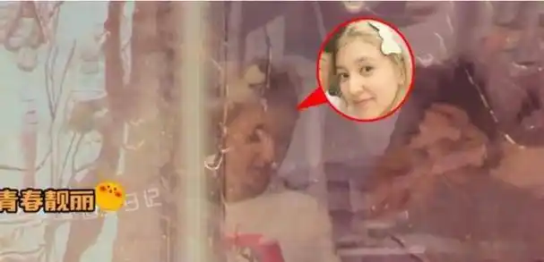 隔天也就是3月3日媒体又拍到了神秘女子从华晨宇公寓出来的画面,并