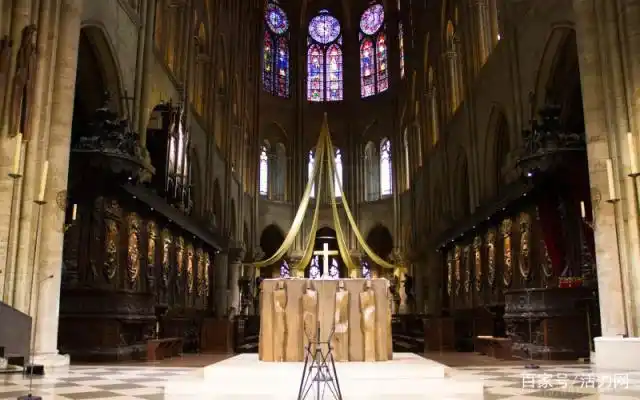 巴黎圣母院内部   图源parisianist.com
