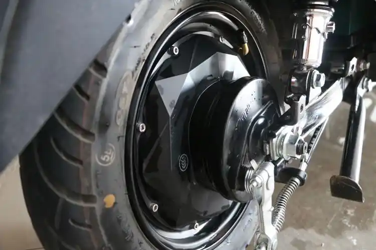 雅迪采用钻石雅迪专用800w 350磁钢电机,采用仿铝钻多面切割技术制造