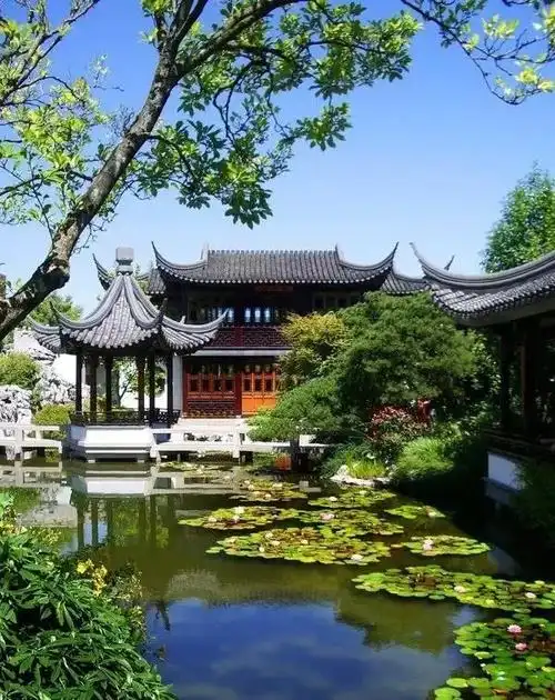 中国古典园林是以建筑为基础,将建筑,山石,水和花木高度融合,把自然和