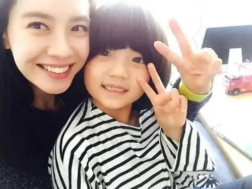 《山茶花开时》童星金康勋演技精湛,合作过的"妈妈"都是女神