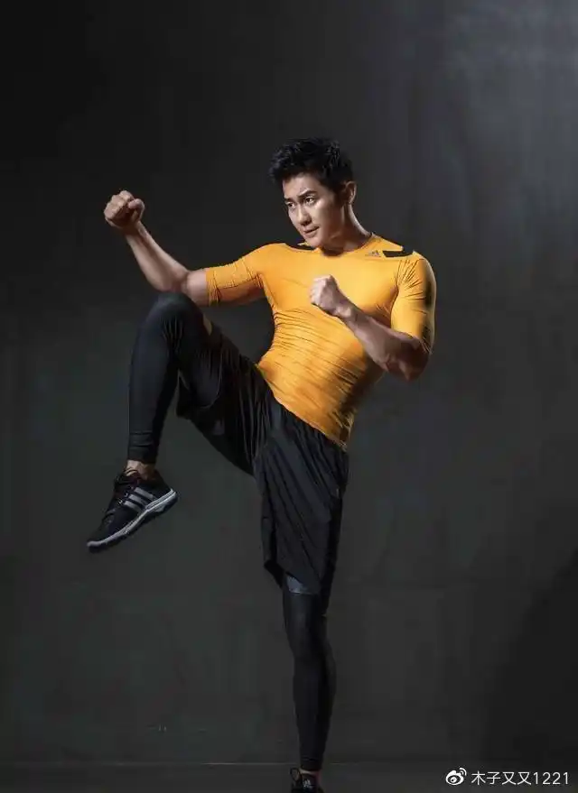 李晨逛篮球展被偶遇,被网友的一个动作整懵圈了