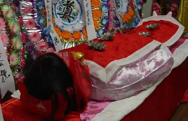 由于受封建宗法思想的影响,长子"入殓"捧头,起灵摔盆,祭奠抱"牌位"