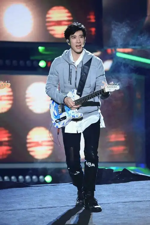 王力宏《中国好声音》多样风格尽显英气 少年感pk摇滚范儿你更偏爱哪