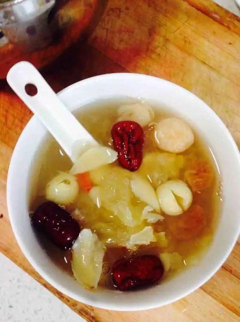 莲子百合红枣桂圆银耳汤,润燥养颜,它是天然"bb霜"!