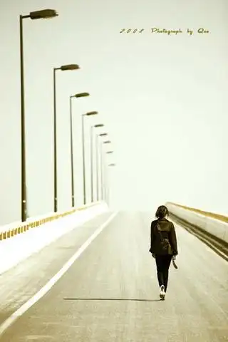 一个女生侧脸头像,望着远方,背景是大自然,有一种伤感的感觉