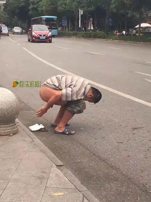 直播一个男人在百色恒基广场哪里拉屎!