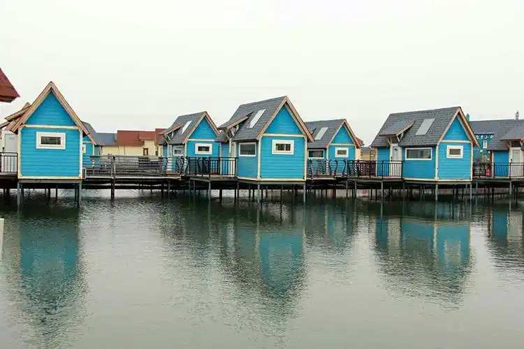 月坨岛浪漫水上小木屋