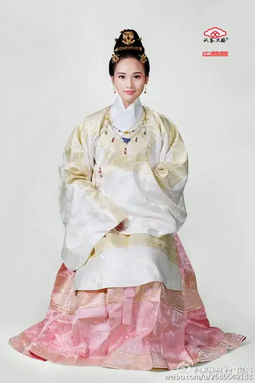 明代中晚期马面裙裙襕与衣服的搭配问题妹子版